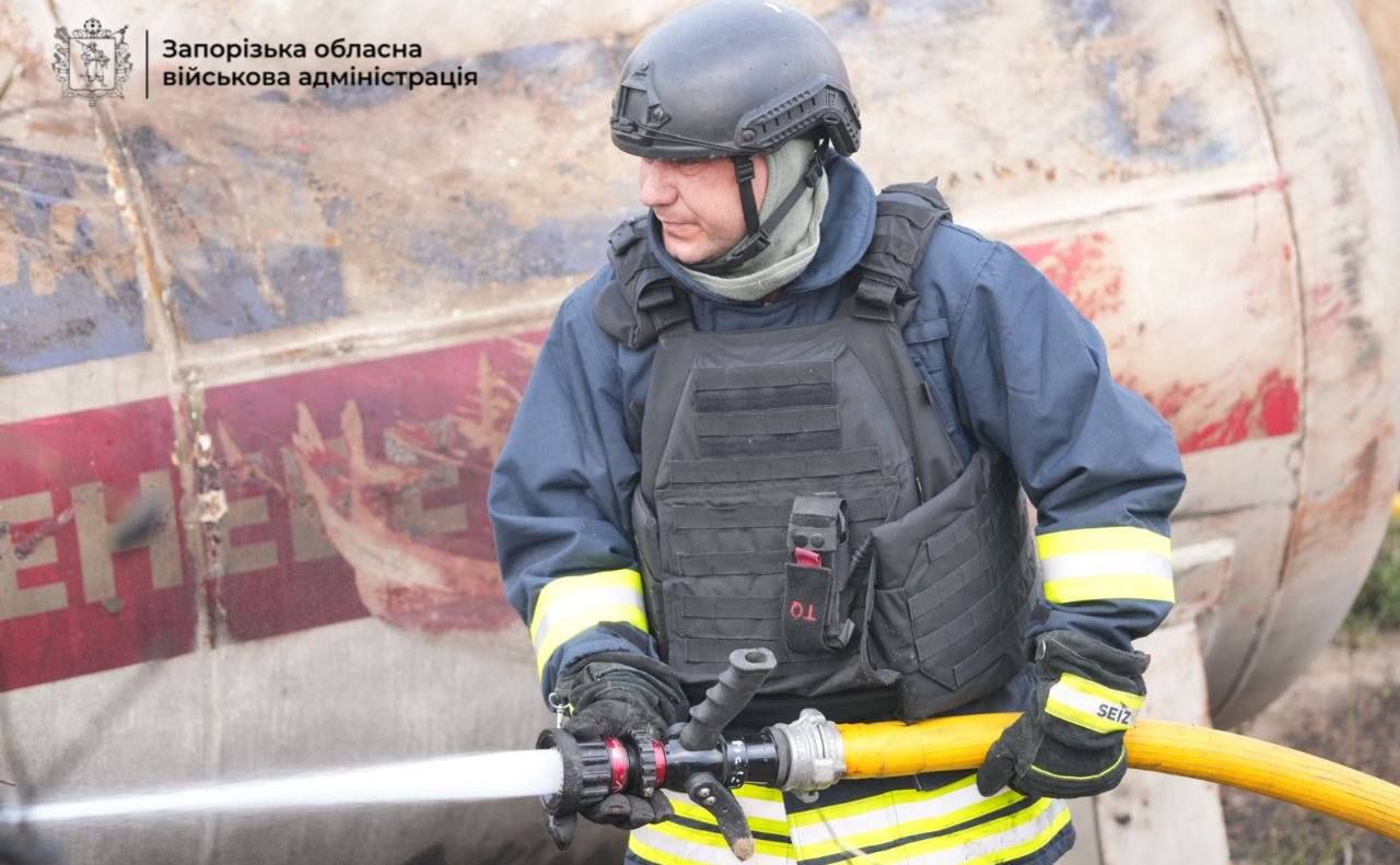 Рятувальники гасять пожежі на автозаправних станціях. Фото: Запорізька ОВА
