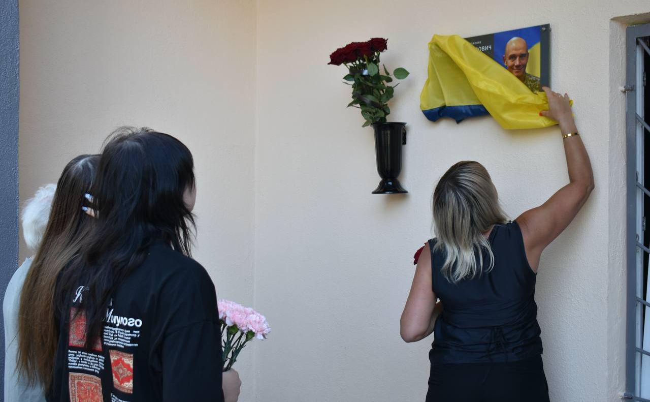 Церемонія відкриття меморіальних дошок. Фото: Оболонська РДА