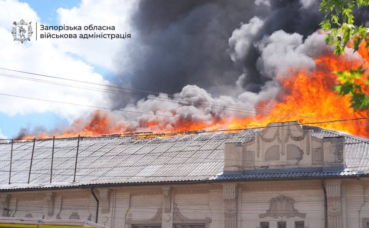 На місті ударів зайнялися пожежі. Фото: Запорізька ОВА