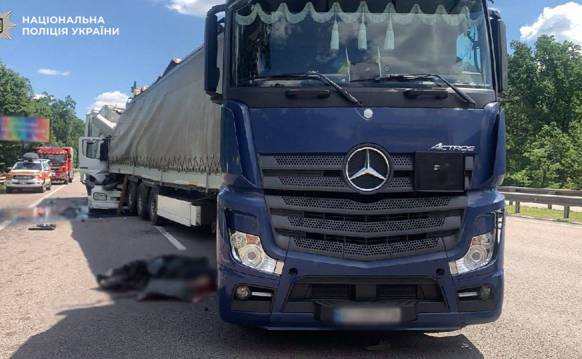 Лагодив фуру та загинув під її колесами: у Києві смертельна ДТП забрала життя двох водіїв