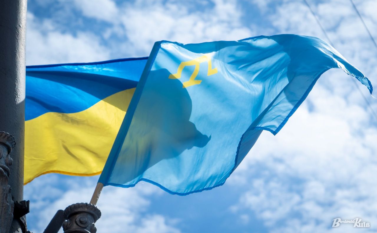Кримськотатарські прапори вивісили вздовж усього Хрещатика. Фото: Олексій Самсонов
