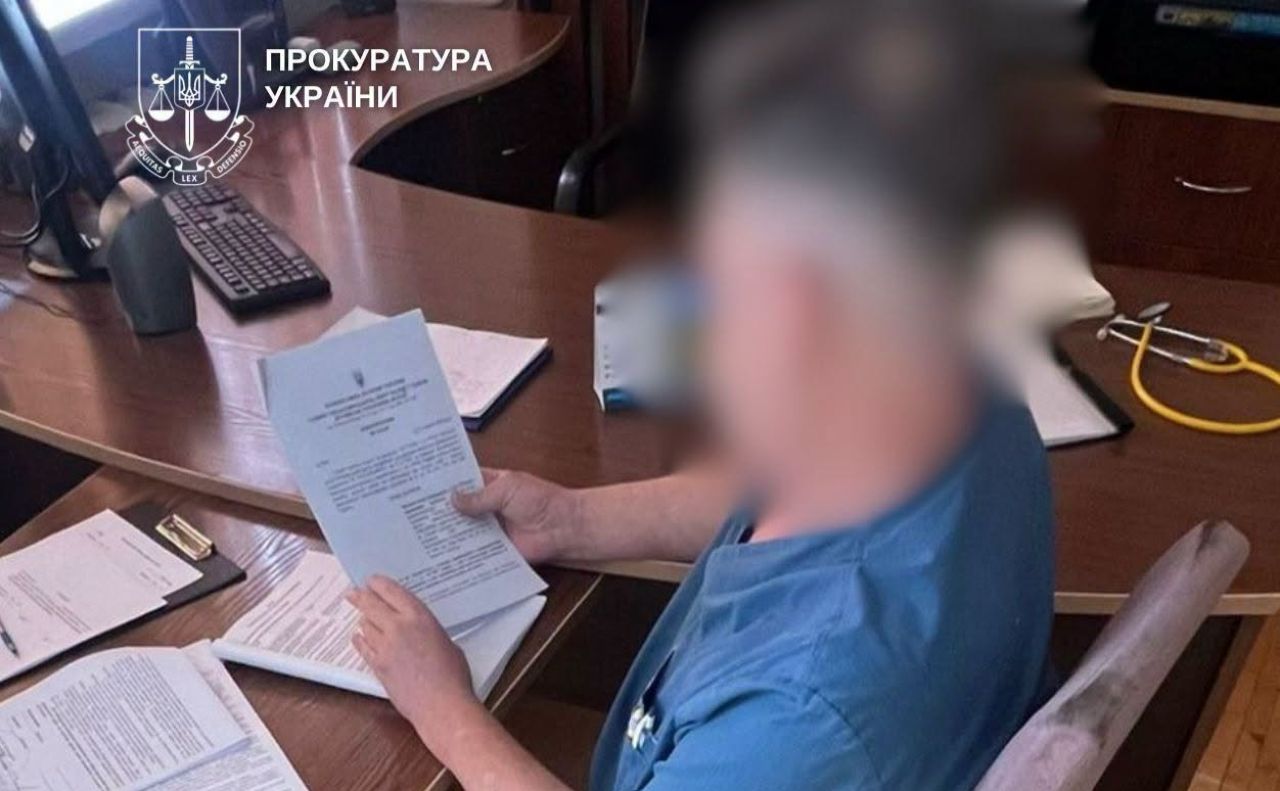 Підозрюваний — 56-річний лікар-хірург відділення політравми Київської міської клінічної лікарні швидкої медичної допомоги. Фото: Київська міська прокуратура
