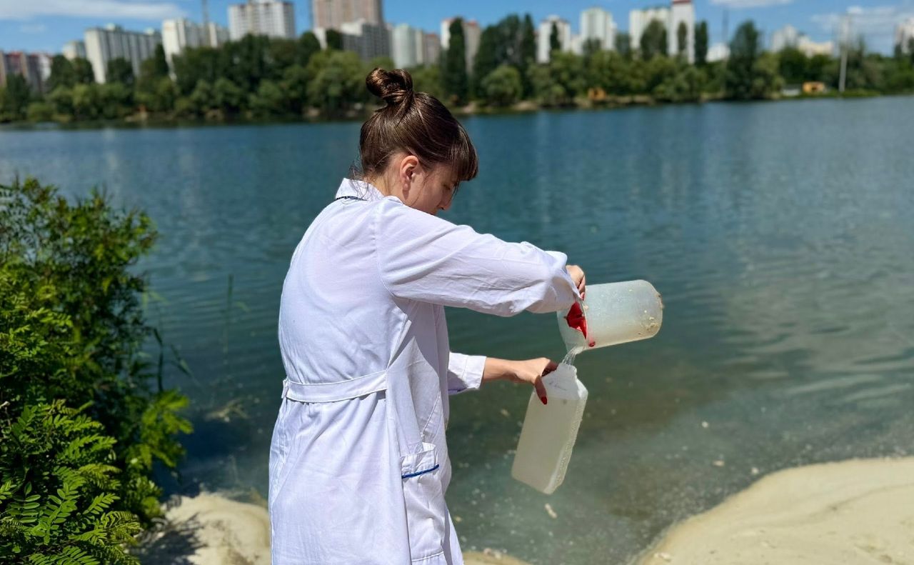 З озера взяли проби води. Фото: КП «Плесо»