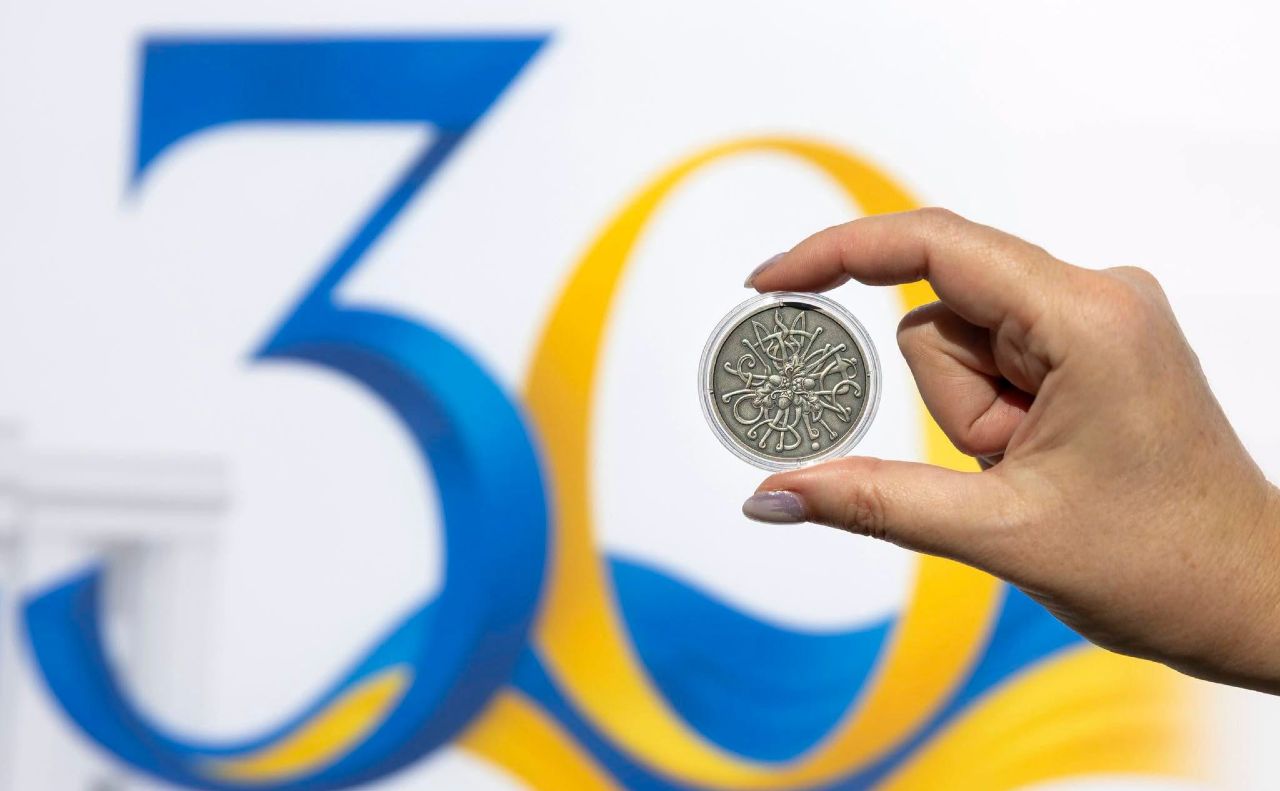 Монета присвячена 30 річниці Конституції України. Фото: НБУ
