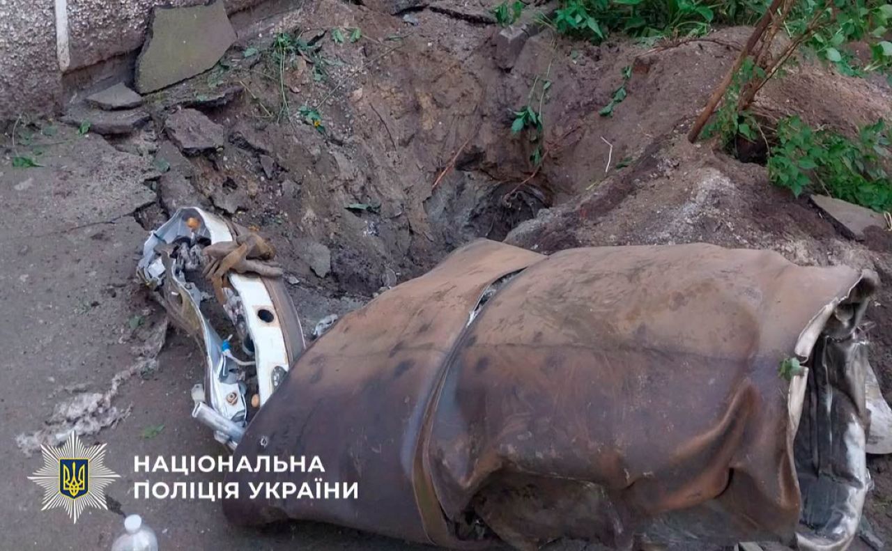 Небезпечну знахідку виявили просто під вікнами. Фото: національна поліція