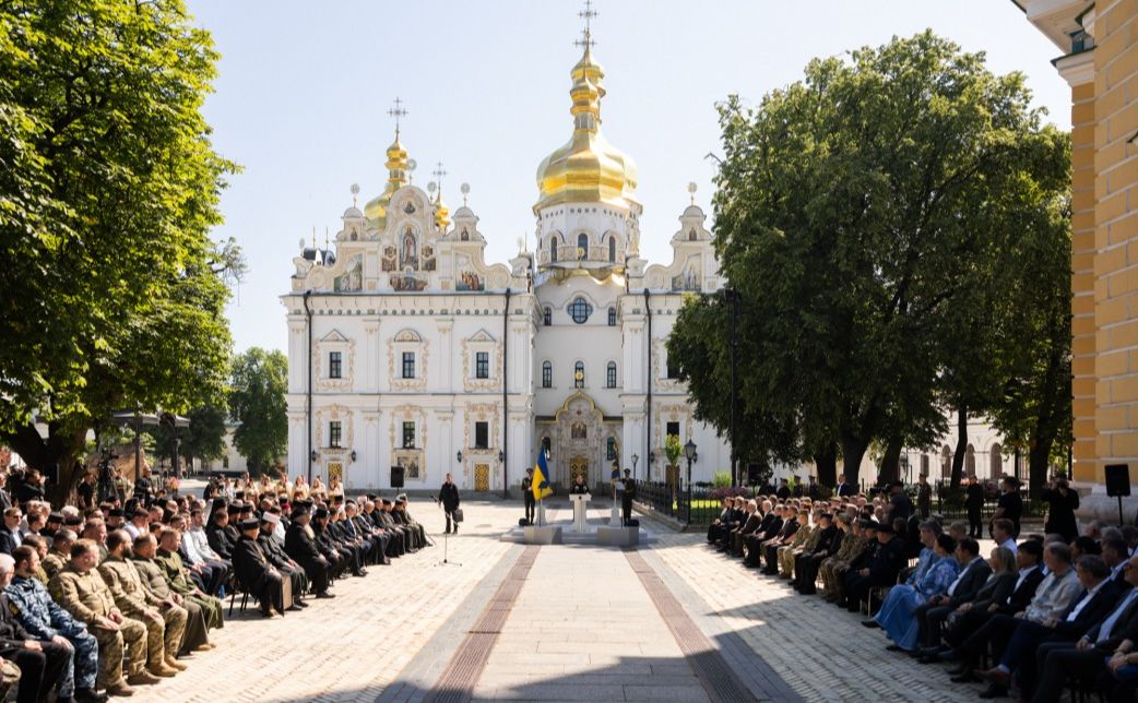 Зеленський у Лаврі підписав важливий документ. Фото: Офіс Президента