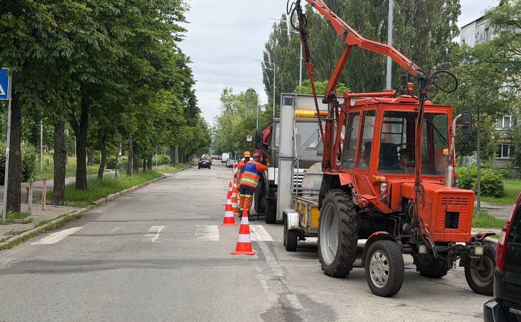 Комунальники чистять зливостоки. Фото: «Київавтодор».