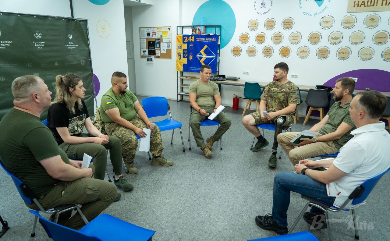Круглий стіл між керівниками 241-ї бригади та Радою ветеранів Голосіївського району. Фото: Олексій Самсонов