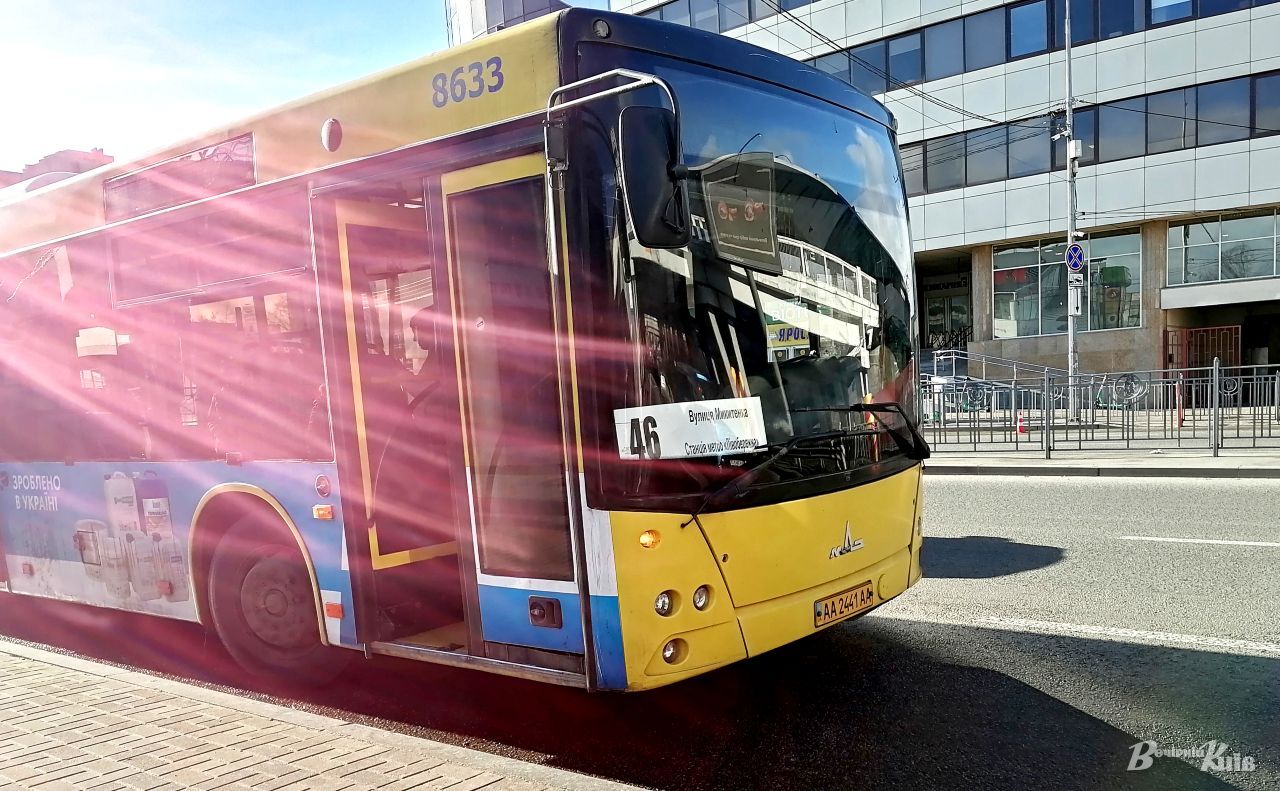 Автобус № 46 на столичній вулиці. Фото: Наталія Слінкіна
