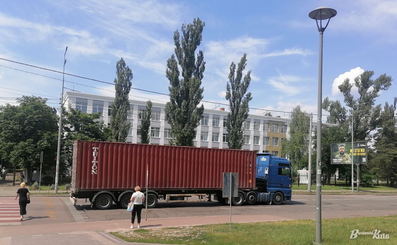 Патрульна поліція звернулась до водіїв деяких вантажівок. Фото: Наталія Слінкіна