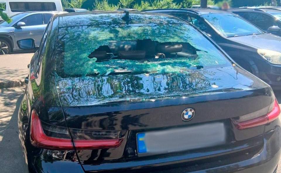 Розбите вікно у авто. Фото: Нацполіція