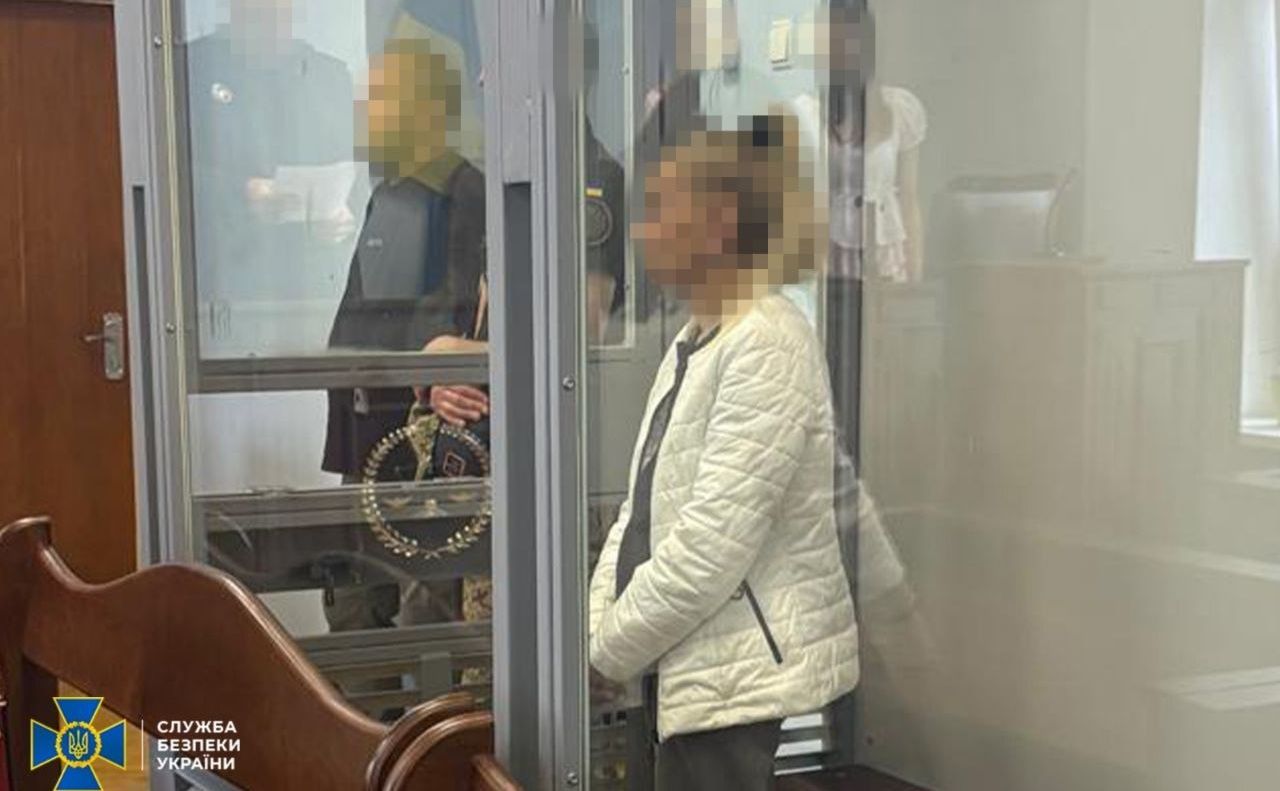Затримана підозрювана у залі суду. Фото: СБУ