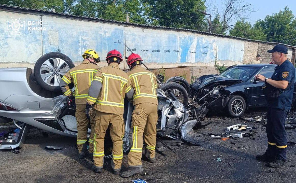 Смертельна ДТП трапилась у Подільському районі. Фото: ДСНС