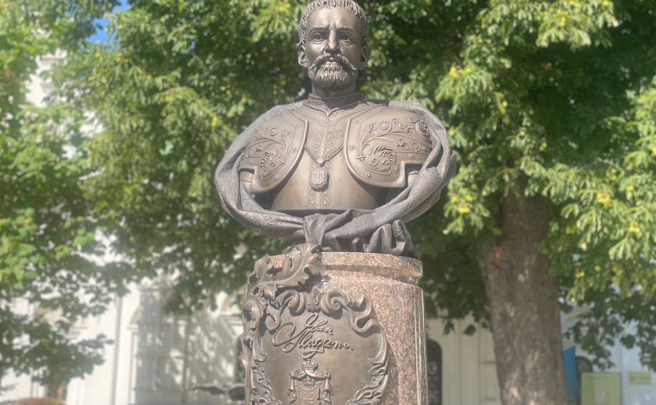 Погруддя Івану Мазепі відкрили на території лаври. Фото: Тетяна Асадчева