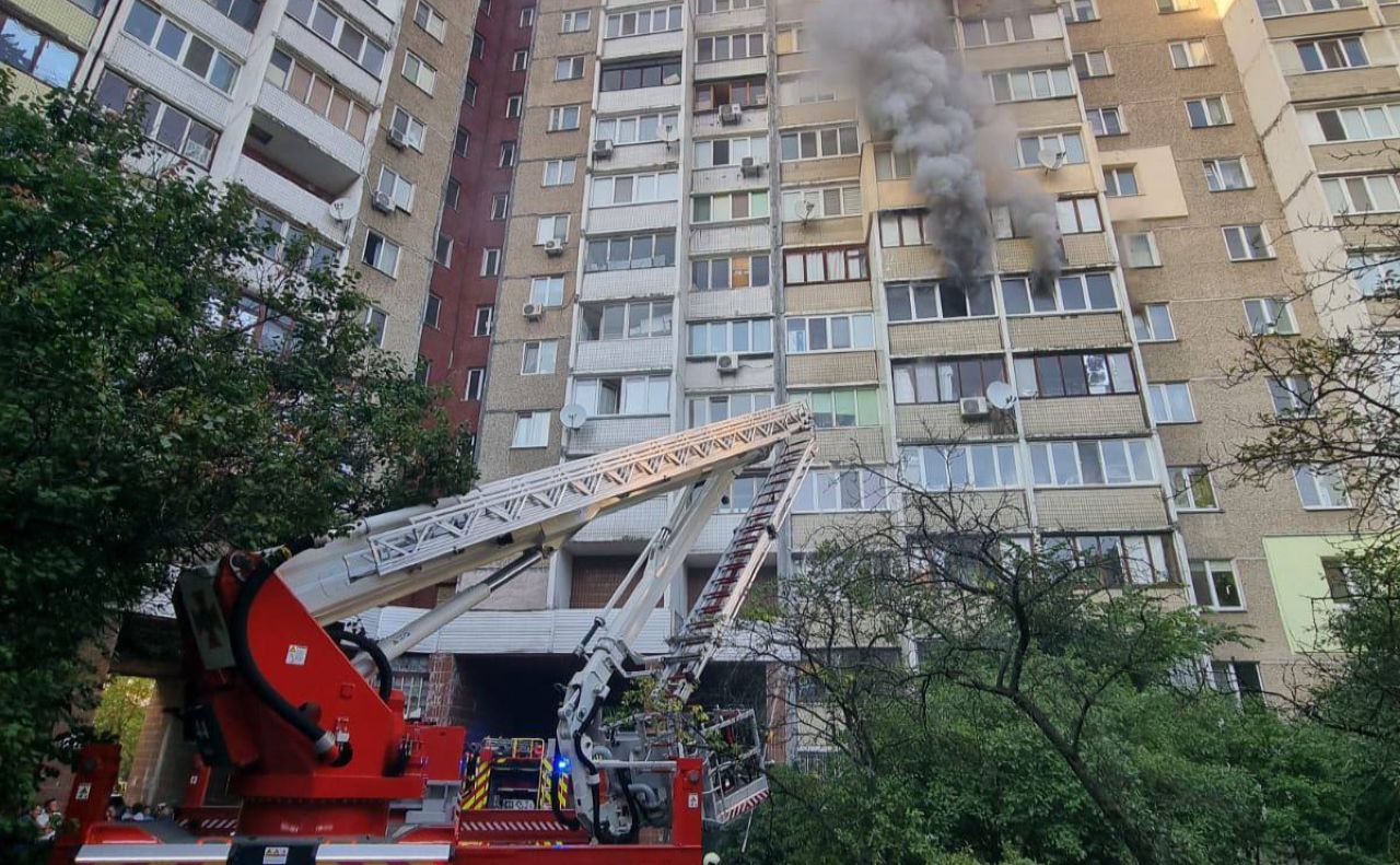 Пожежа виникла у житловій 14-поверхівці. Фото: ДСНС
