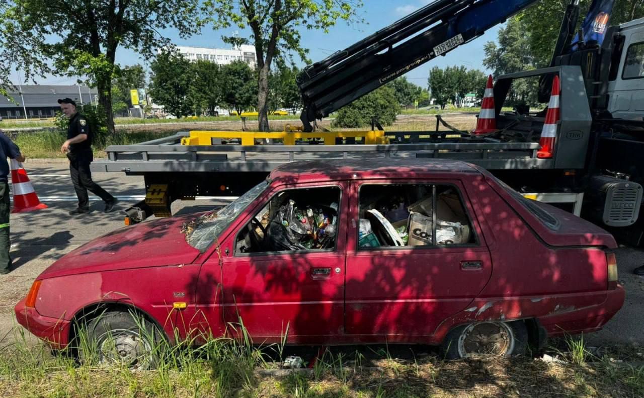 Долею занедбаних автівок займається спеціальна комісія. Фото: Оболонська РДА у Телеграм