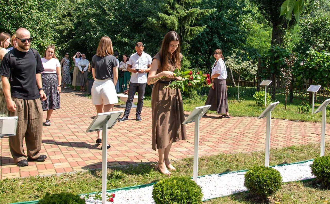 Сквер ННІФ КНУ ім.Т.Г.Шевченка з Алеєю пам’яті. Фото: фейсбук інституту