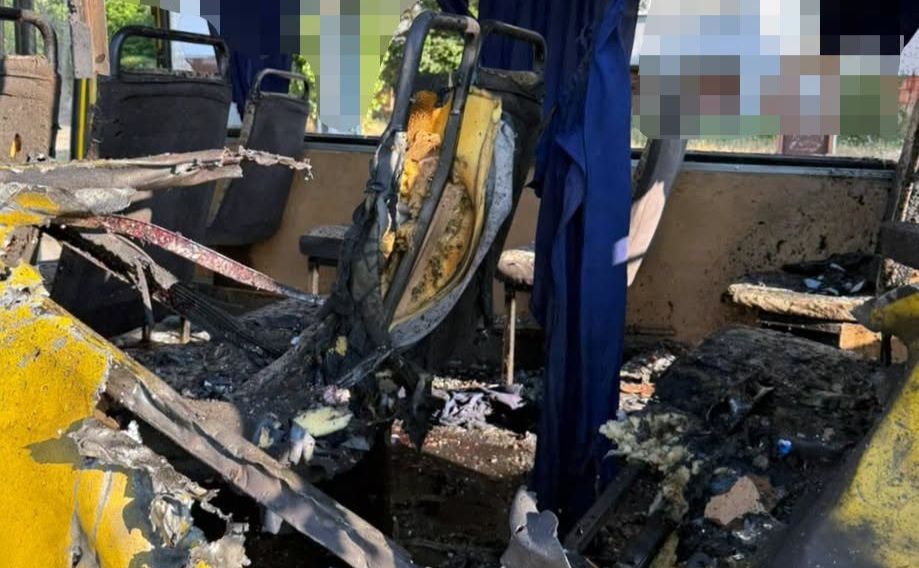 Окупанти навмисно спрямували ударний безпілотник у маршрутний автобус. Фото: Нацполіція