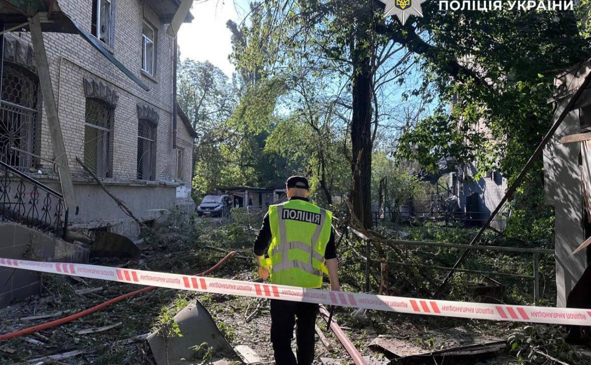 Росіяни били по столичній житловій забудові. Фото: Нацполіція України