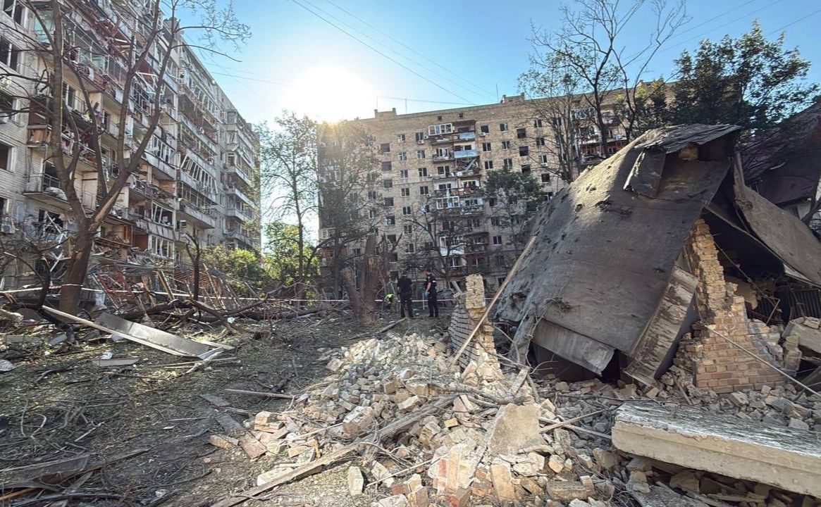 Місце удару ракети. Фото: Печерська РДА у Телеграм