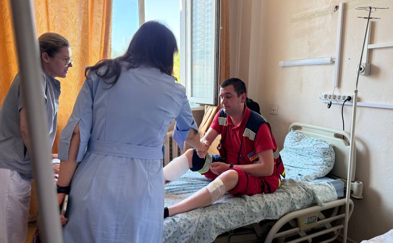 Медики потрапили під обстріл, коли їхали на виклик до місця ворожого удару. Фото: ф-б Тетяни Мостепан