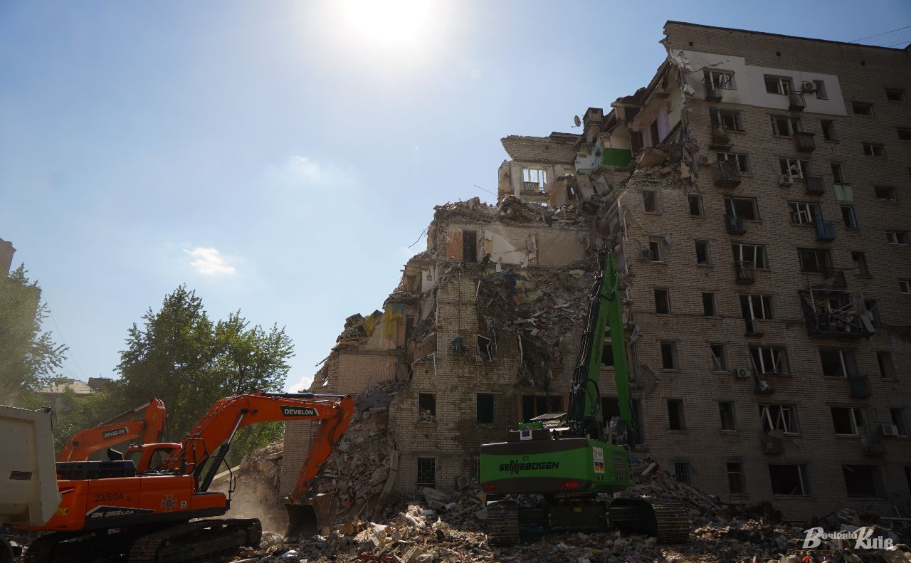Зруйнований будинок в Дарницькому районі. Фото: Олексій Соколов