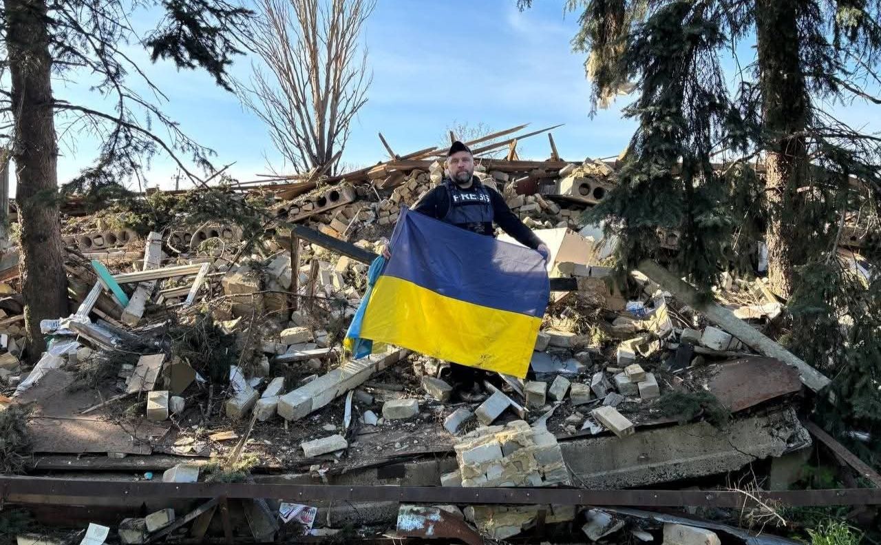 Головред «Межівського мередіану» на руїнах редакції. Фото: сайн НСЖУ