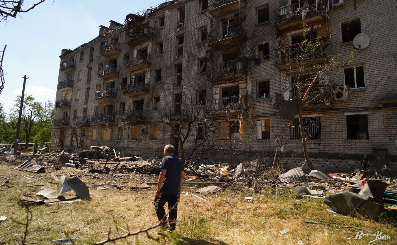 Біля зруйнованого будинку. Фото: Олексій Самсонов