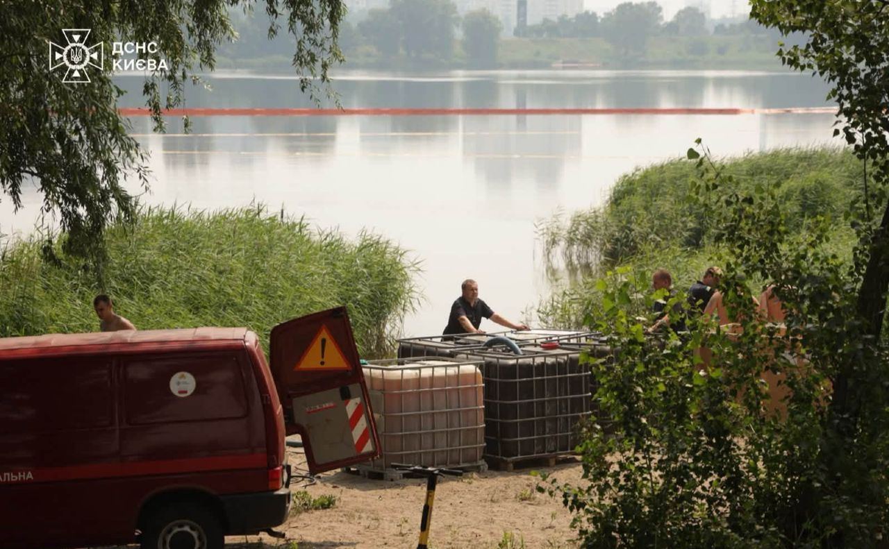 Фахівці ДСНС на місці екологічного забруднення озера Кирилівського. Фото: ДСНС Києва