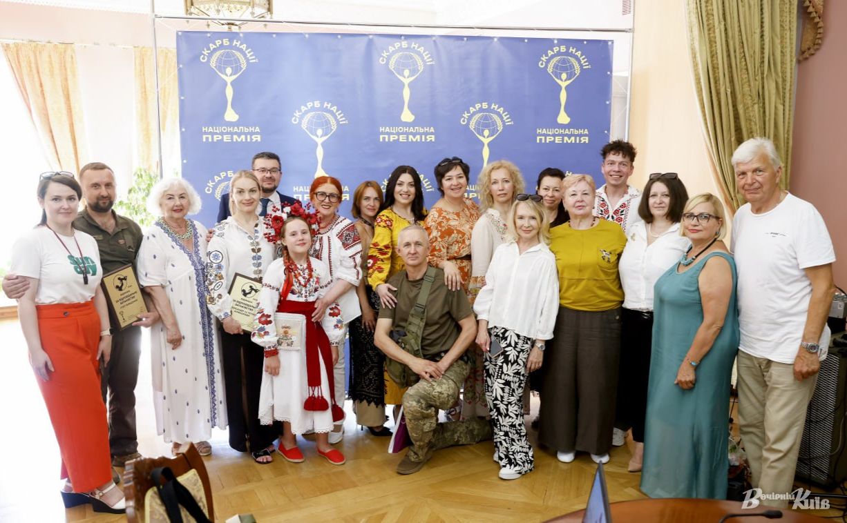 Учасники урочистостей у Будинку митрополита в «Софії Київській». Фото: Борис Корпусенко