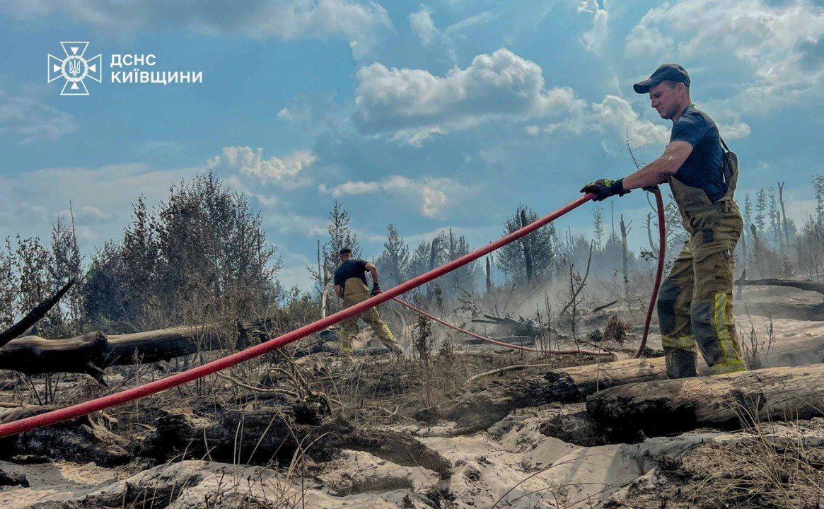Рятувальники Київщини ліквідували пожежу на площі 130 га у Чорнобильській зоні. Фото: ДСНС Київщини