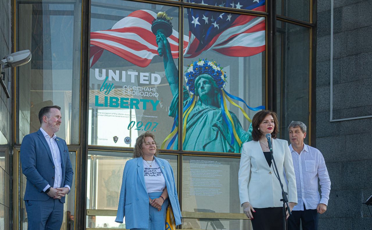 Відкриття виставки «United by Liberty» на підніжжі монумента «Батьківщина-мати. Фото: Роман Пупенко для Музею Війни