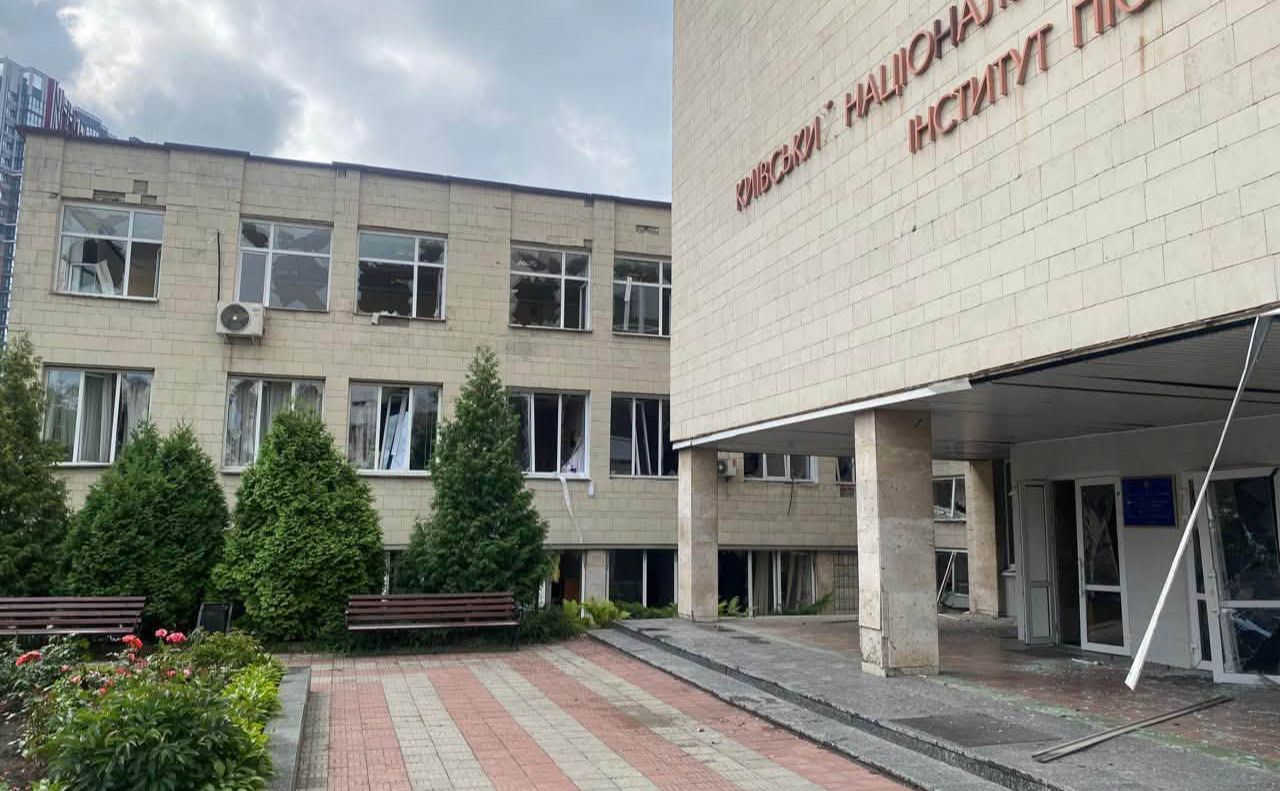 Корпус Інституту післядипломної освіти зазнав пошкоджень. Фото з відкритих джерел