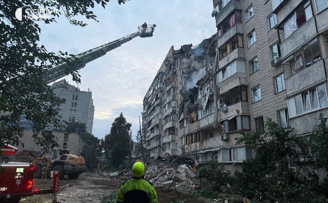 Рятувальники працюють на місцях влучань від обстріліу. Фото: ДСНС Києва