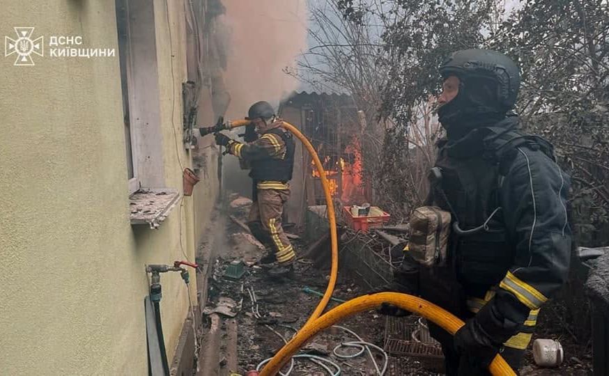 На Київщині рятувальники борються з наслідками терористичної атаки росії. Фото: ГУ ДСНС Київщини