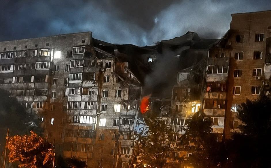 Обрушений під’їзд у домі на Виноградарі. Фото: телеграм