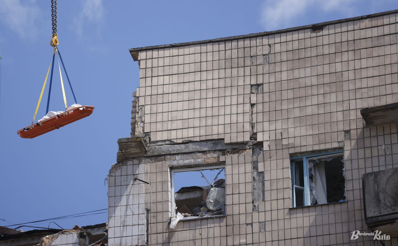 Рятувальники дістають тіла загиблих з-під завалів 9-поверхівки. Фото: Борис Корпусенко