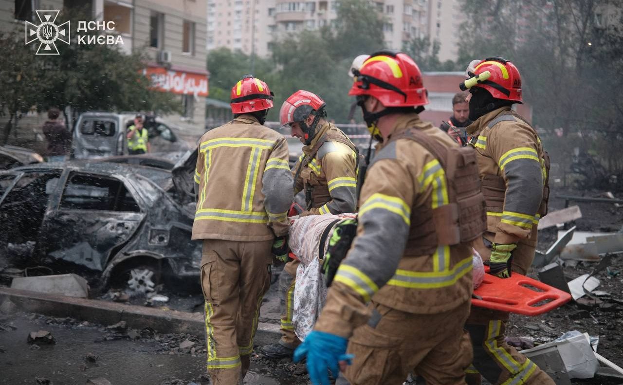 Ліквідація наслідків чергової масованої атаки по столиці. ФОТО: ДСНС