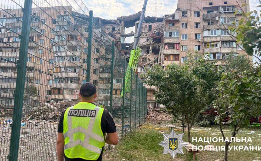 Будинок на Виноградарі зі зруйнованим під’їздом. Фото: Нацполіція