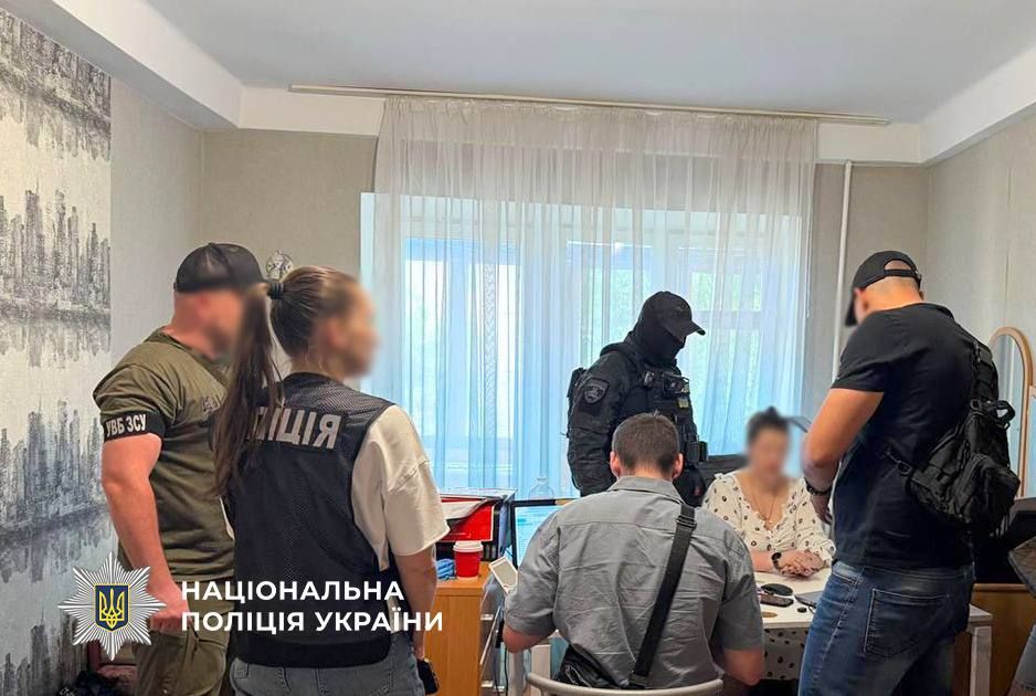 Правоохоронці під час обшуків у підозрюваних. Фото: Національна поліція України