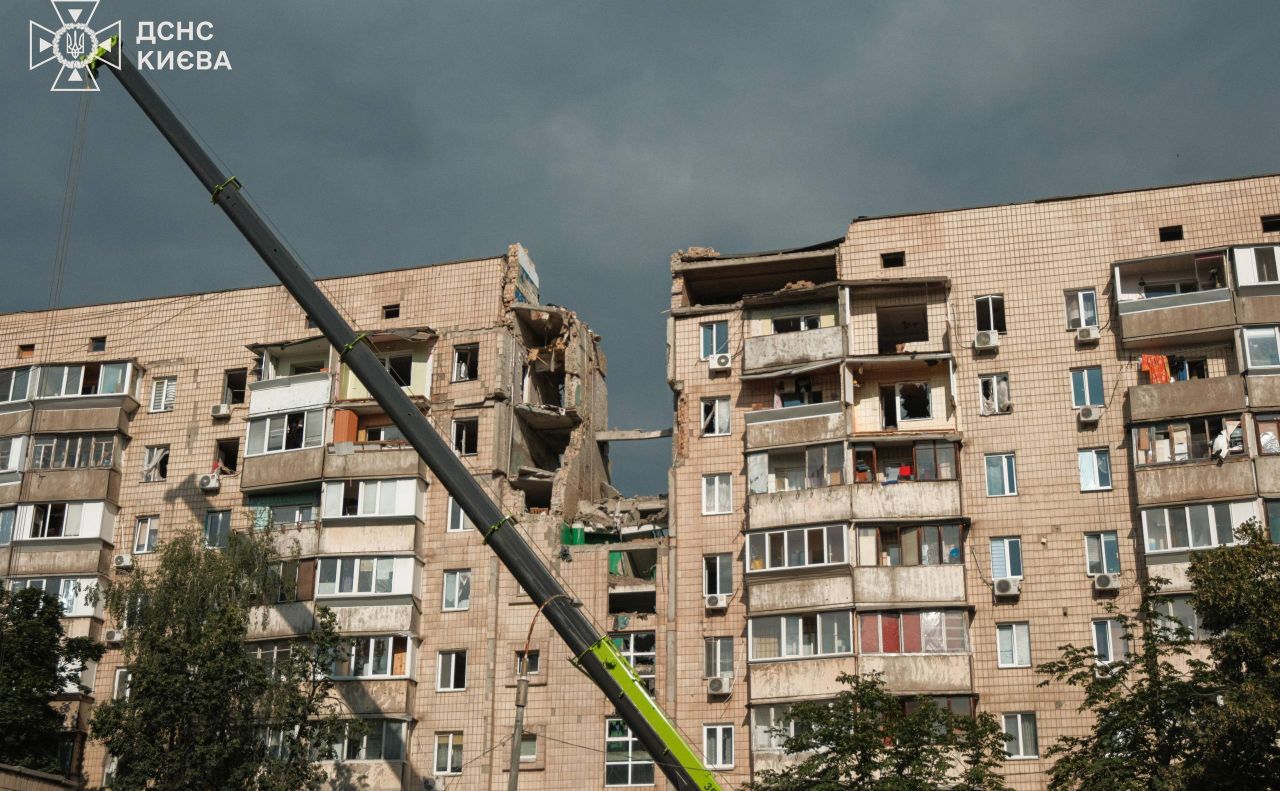 Російська ракета зруйнувала кілька квартир. Фото: ДСНС Києва