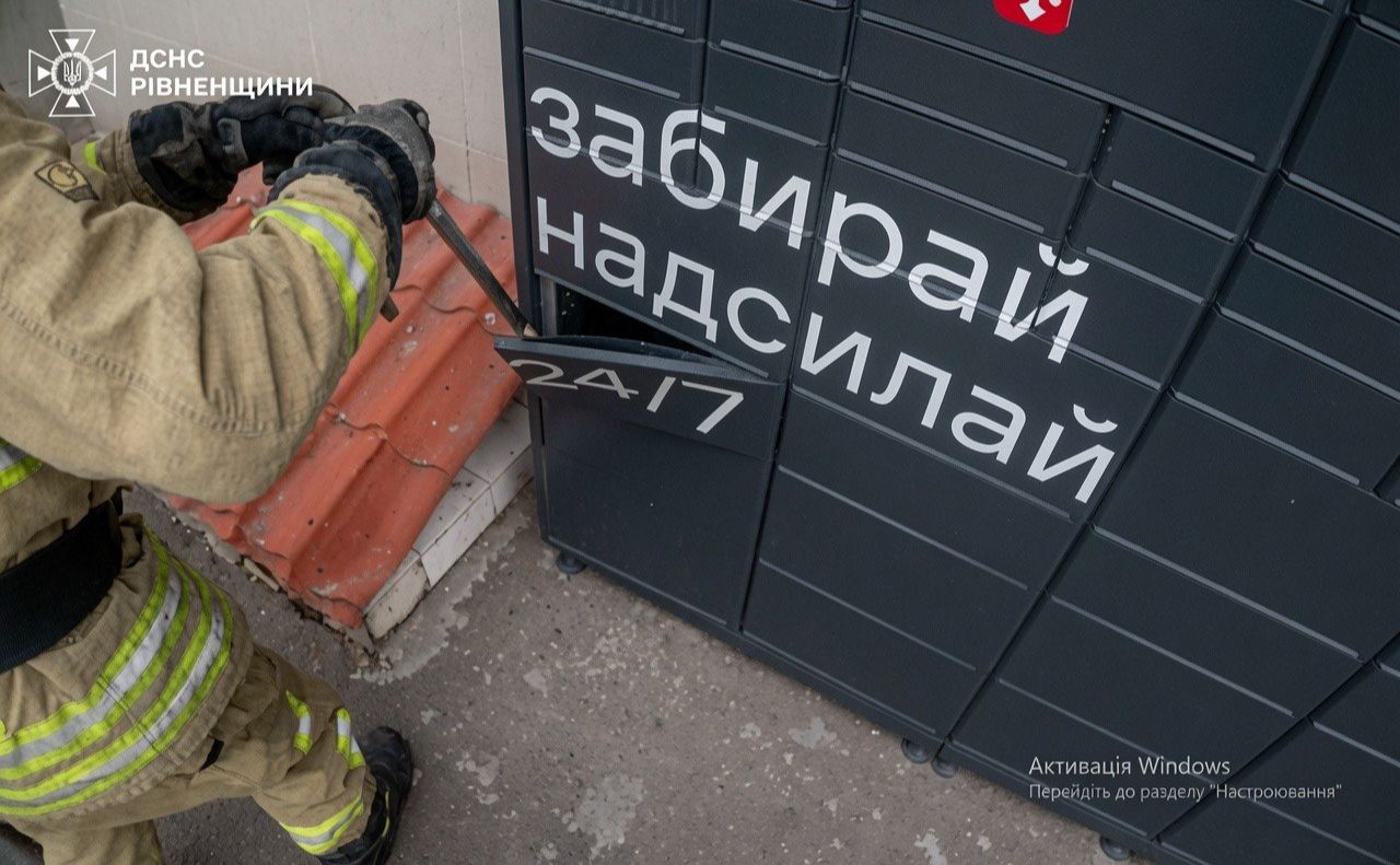 Містянку з комірки діставали рятувальники. Фото: ДСНС Рівненщини