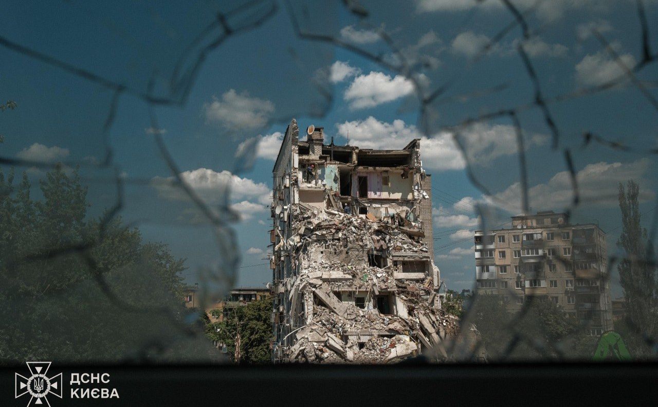 Руйнування у Дарницькому районі. Фото: пресофіцер ДСНС Києва Павло Петров