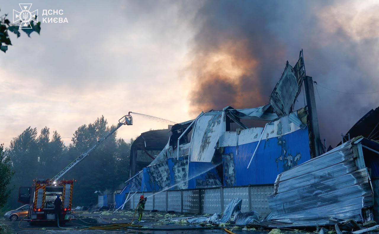 Наслідки ракетного удару по столиці. Фото: ДСНС