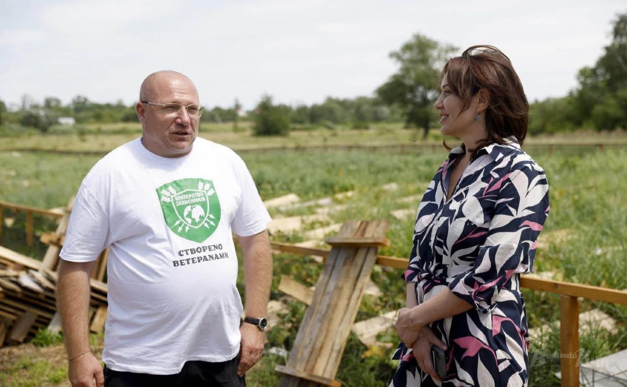 Марина Хонда під час екскурсії на равликову ферму. Фото: Борис Корпусенко