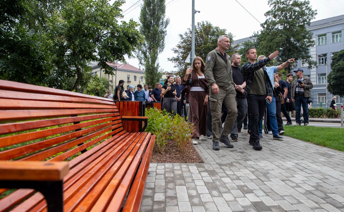 Кличко оглянув сквер на місці МАФів. Фото: пресслжба мера