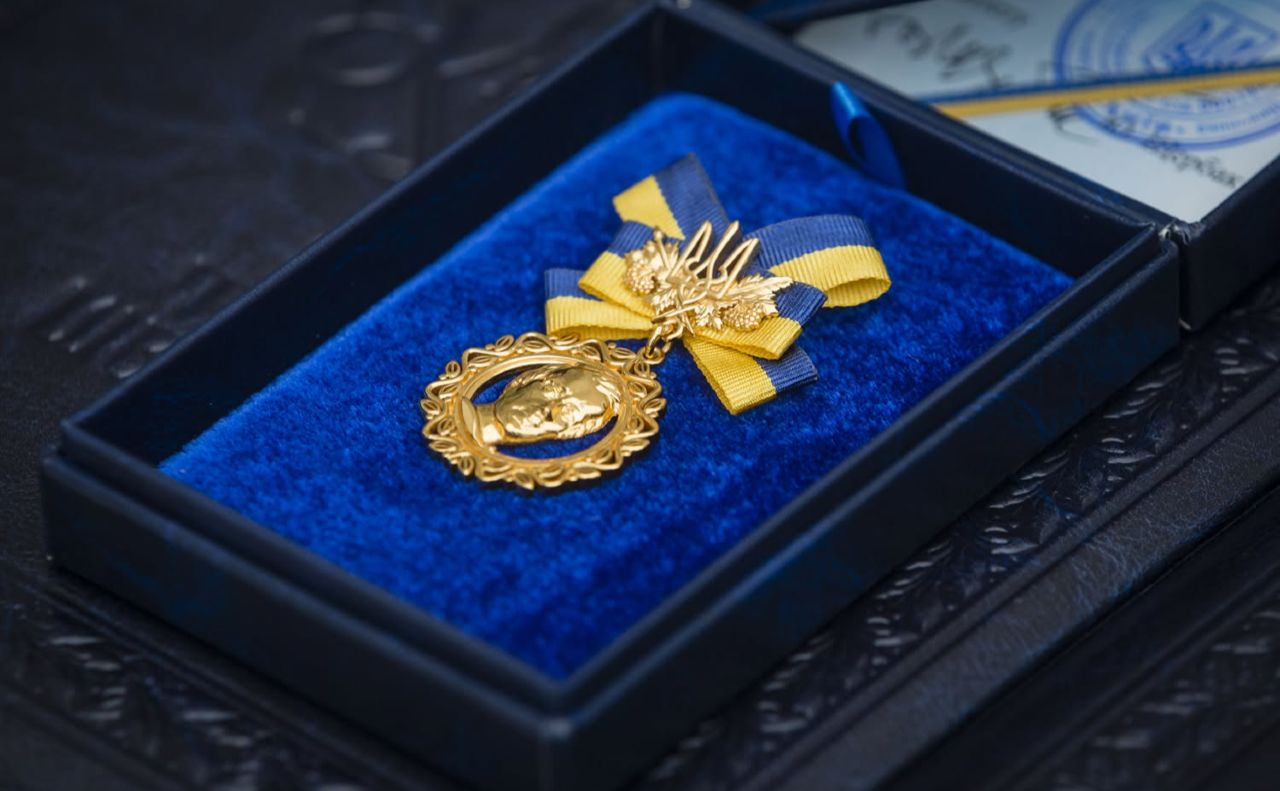 Нагрудний знак лауреата премії. Фото Державної агенції України з питань мистецтв та мистецької освіти у Фейсбук