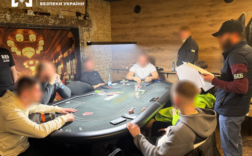 Під час санкціонованих обшуків у нелегальних гральних закладах правоохоронці вилучили професійні покерні столи та чорнову бухгалтерію. Фото: ТУ БЕБ у м. Києві
