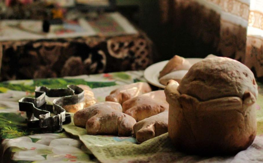 Для вирізання фігурок майстрині використовують унікальні металеві форми, що передаються в родинах із покоління в покоління. Фото: Мінкульт