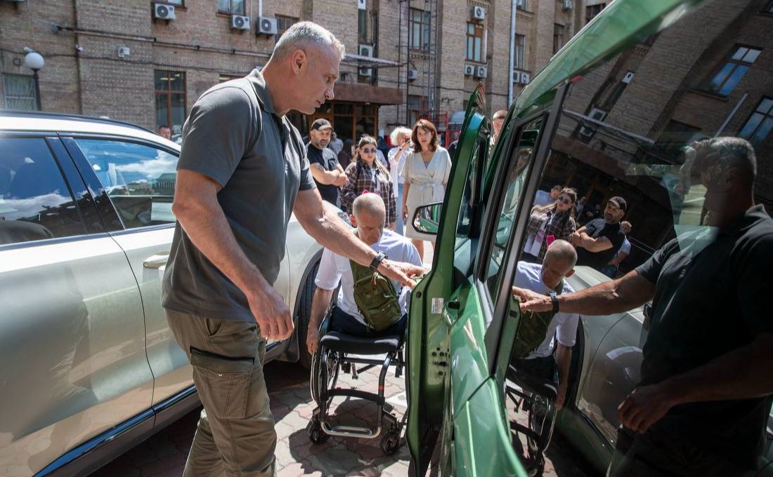Міська програма допомоги забезпечує мобільність та незалежність для поранених військових. Фото: Телеграм-канал Віталія Кличка